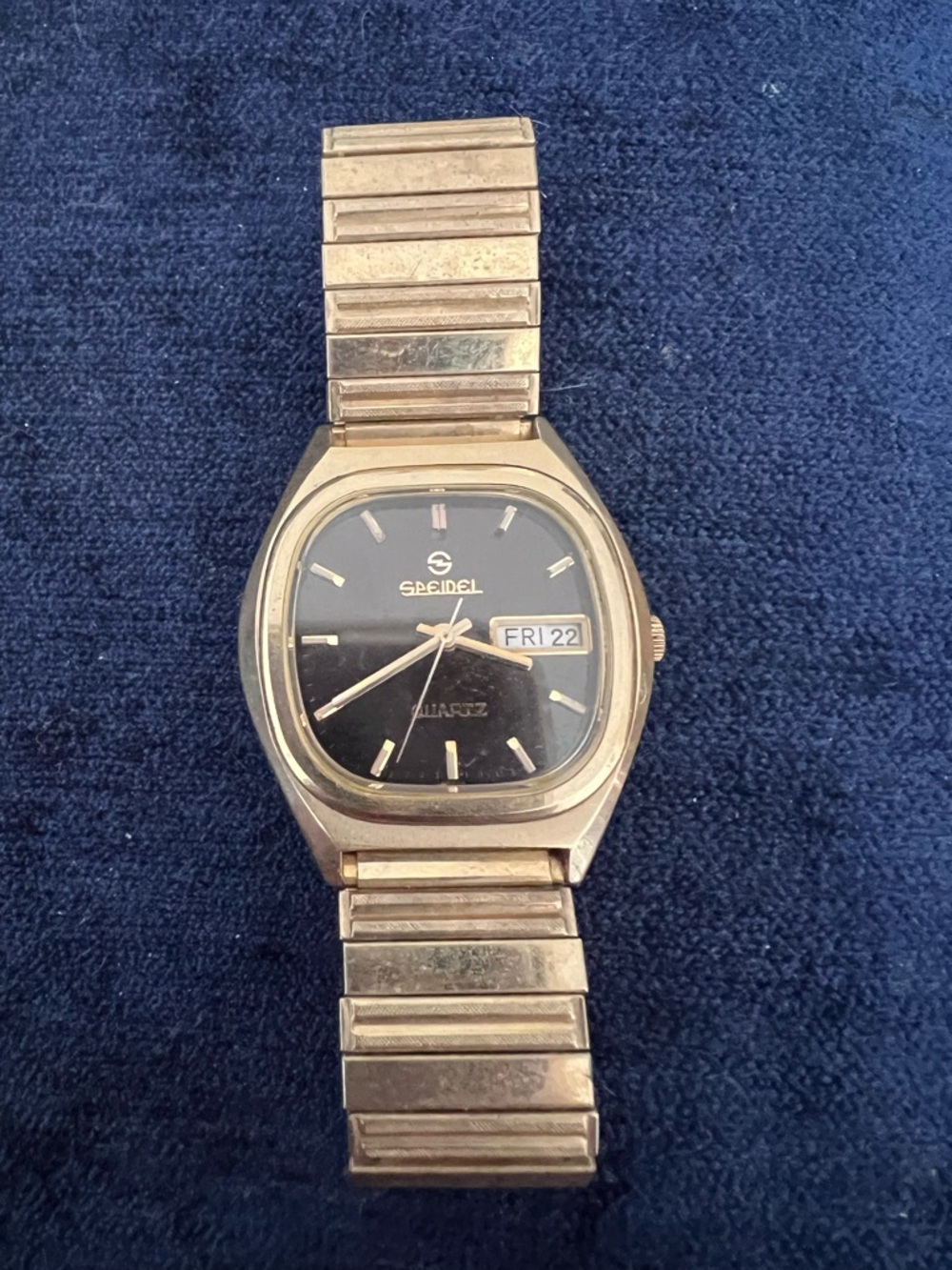 Vintage 1980s Speidel Gold Tone Quartz Watch with Black Dial and Day-Date Window